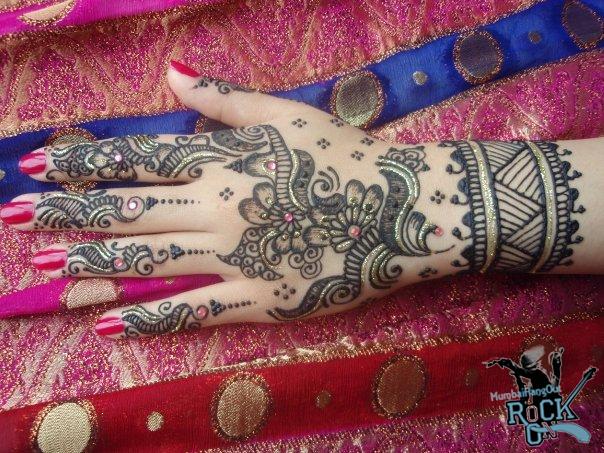 A tradição e beleza exótica das tatuagens Mehndi feitas de Henna