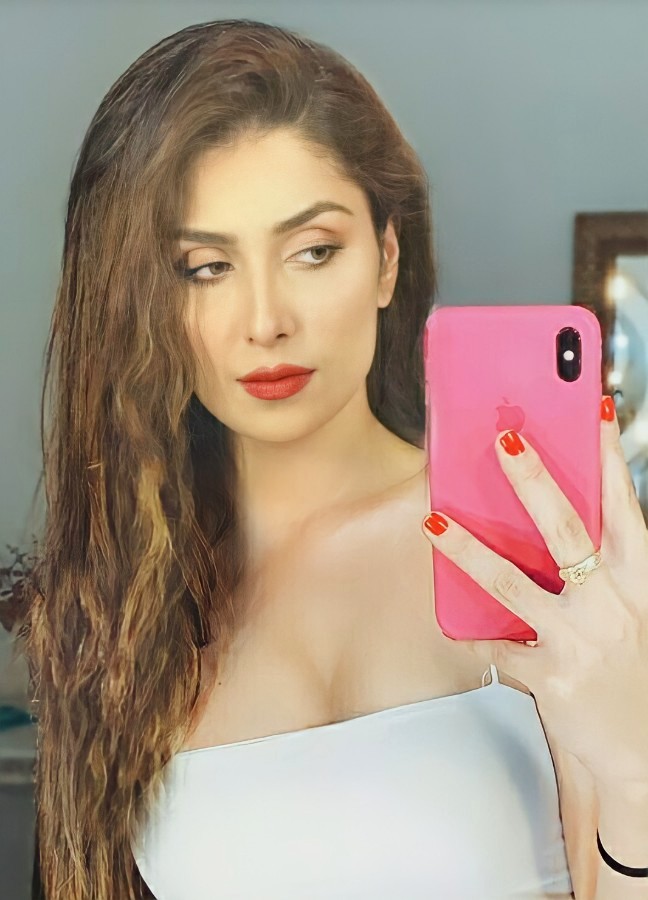 Hot and Sexy Ayeza Khan Pictures 19