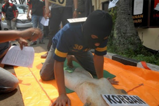 Sungguh Biadab !!! Bambu Panjang Masuk Kedalam Kemaluan Korbannya