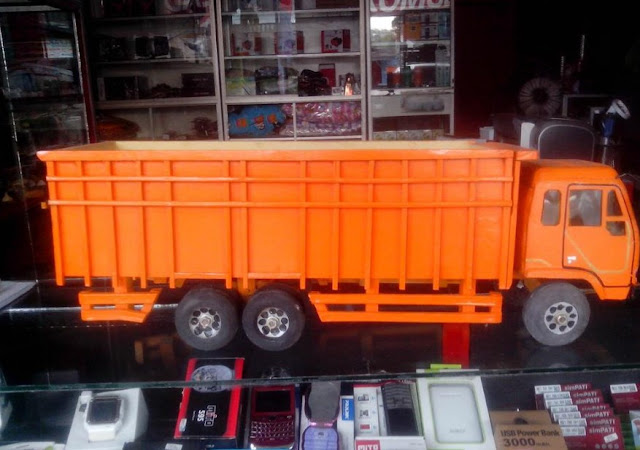 mitsubishi truk fuso dari kayu warna orange