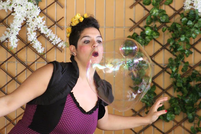 Artista de circo em show de bolhas gigantes para festa do dia das crianças.