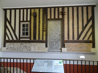 2016.08.07-031 mur-échantillon des constructions en bois au musée de Normandie