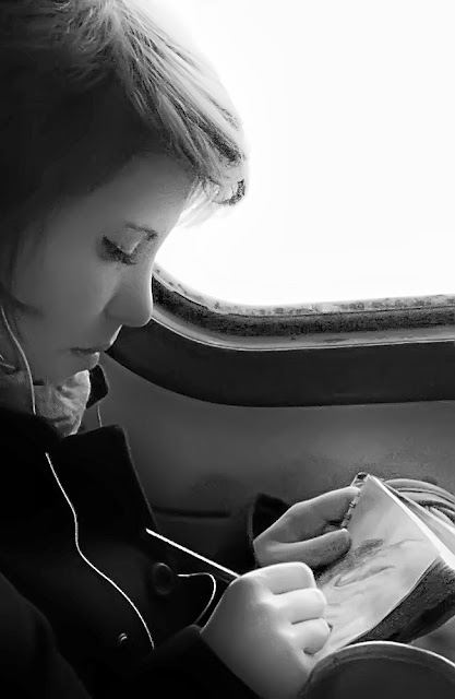 Girl's drawing in a suburban train / Девочка рисует в электричке - утро на работу на учебу в институт москва подмосковье вокзал поезд электричка девушка девочка художник плеер плейер музыка наушники mp3 morning suburban train work univercity artist girl student moscow player music headphones 