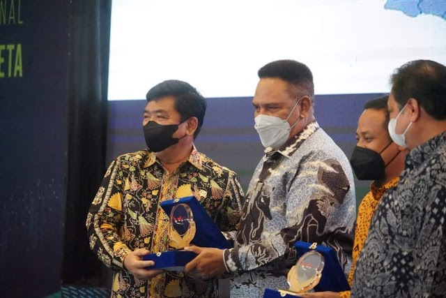 Pj Gubernur Papua Barat, Paulus Waterpauw Dapat Penghargaan Dari Menko Perekonomian RI