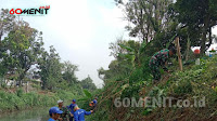 Lagi-lagi, Satgas Sektor 22 Sub 10 Bersihkan Rumput Liar Sungai Cipamokolan