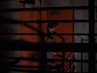 Michael Douglas entrando en una escalera de servicio con la pipa en la mano a lo Gordon Freeman en Half Life - La condecoración por treinta años de servicio - Las calles de San Francisco