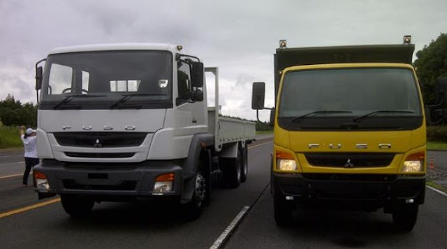 mobil dump truck Mitsubishi Fuso warna kuning-putih