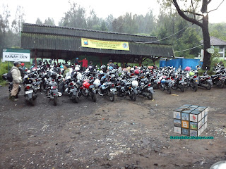 tempat berpakir sepeda motor dan mobil pada kawha ijen