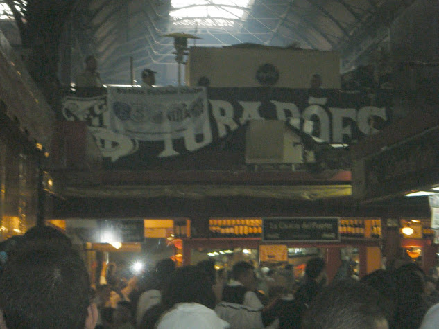 Torcida Santista no Mercado do Porto de Montevidéu