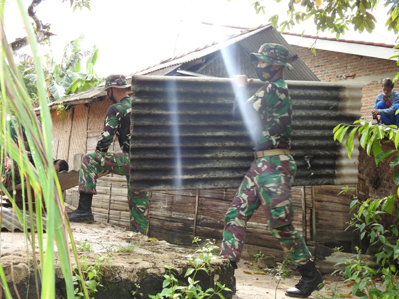 KODIM 0429LAMTIM BONGKAR KEMBALI RUMAH WARGA KURANG MAMPU.  Pra TMMD ke-110