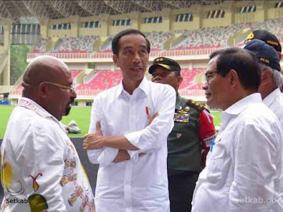 Joko Widodo Sidak Pembangunan Stadion Utama Papua Bangkit di Sentani Timur