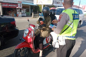 Kepedulian Terhadap Pengguna Jalan, Sat Lantas Polres Pidie Jaya membagikan brosur tentang undang undang lalu lintas
