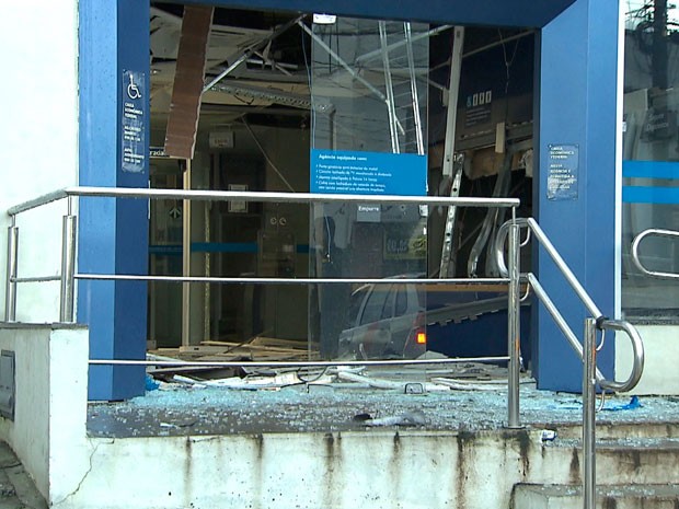 Grupo exple caixas eletrônicos da agência da Caixa Econômica Federal localizada no bairro de Castelo Branco, em Salvador (Foto: Imagens/ Tv Bahia)