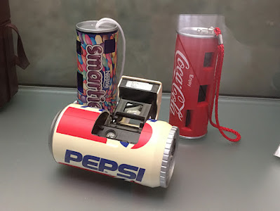 Câmeras fotográficas em formato de latinhas de refrigerante