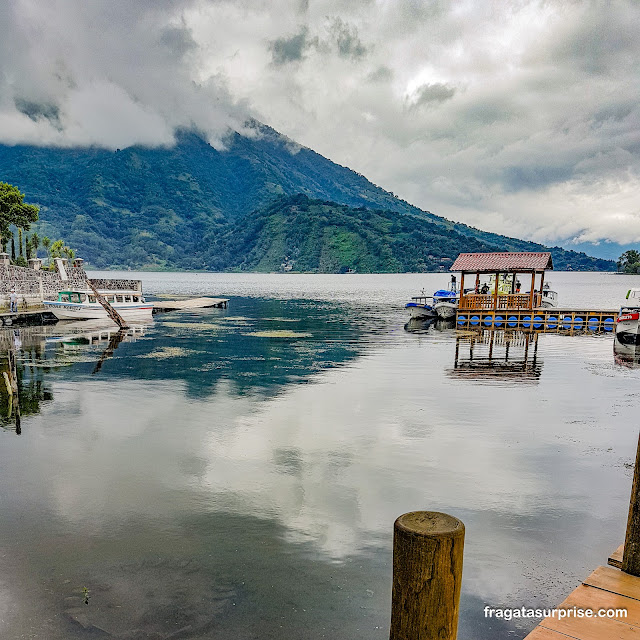 Atracadouro da vila de Santiago no Lago Atitlán na Guatemala