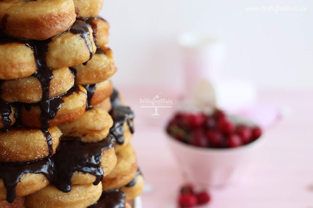 como hacer una tarta de donuts