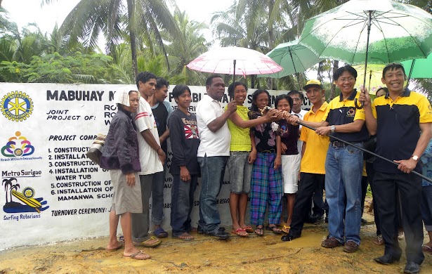 Mamanwas receive potable water from mining firm, rotary clubs