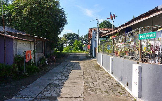 Jalan Anggrek dekat dari Stasiun Lama Maguwo