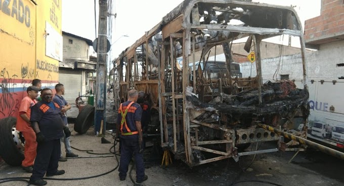 Criminosos incendeiam ônibus e explodem bomba em viaduto em série de ataques em Fortaleza 