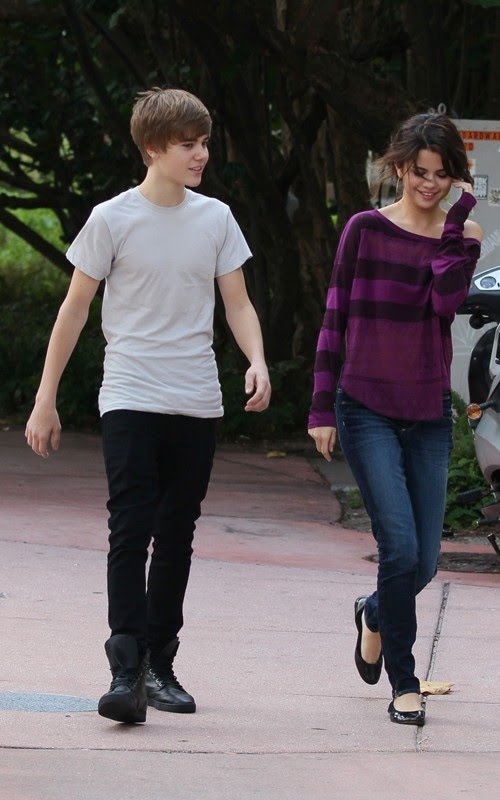 justin bieber and selena gomez at the beach may 2011. Justin Bieber and Selena Gomez