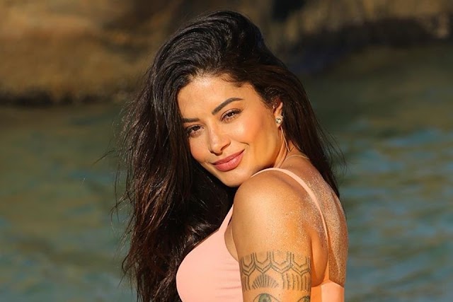 Aline Riscado publica foto completamente nua em cachoeira