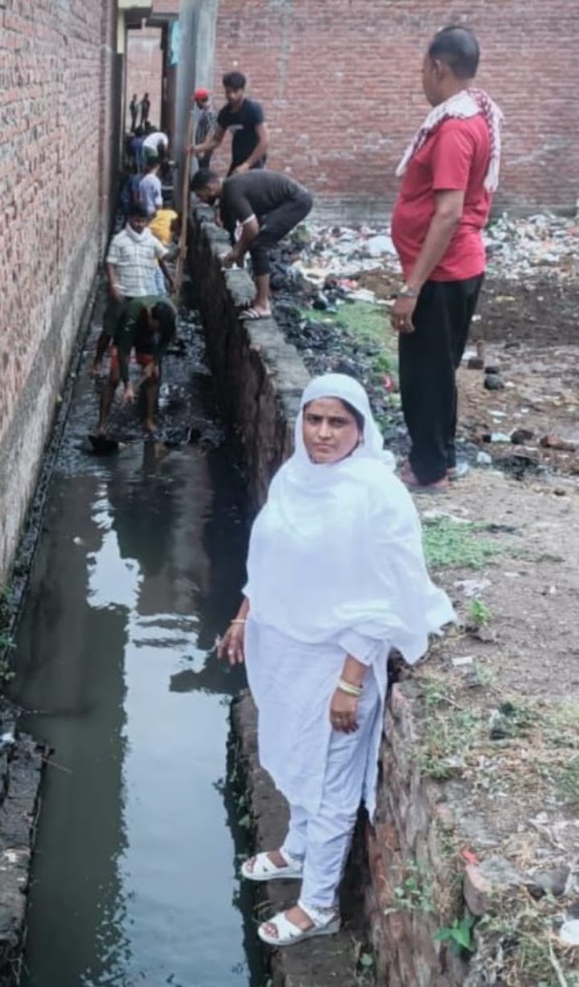 चेयरमैन इमराना बेगम ने खुद खड़े होकर कराई नाली की सफाई