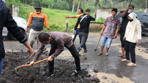 Viral Mensos Risma Pungut Batu di Semeru, Nicho Silalahi: Pak Jokowi Tolong Copot Dia!