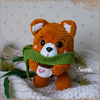 вязаная крючком плюшевая игрушка рыжая лиса в зеленом шарфике и  с чашкой кофе crocheted plush toy red fox in a green scarf and with a cup of coffee