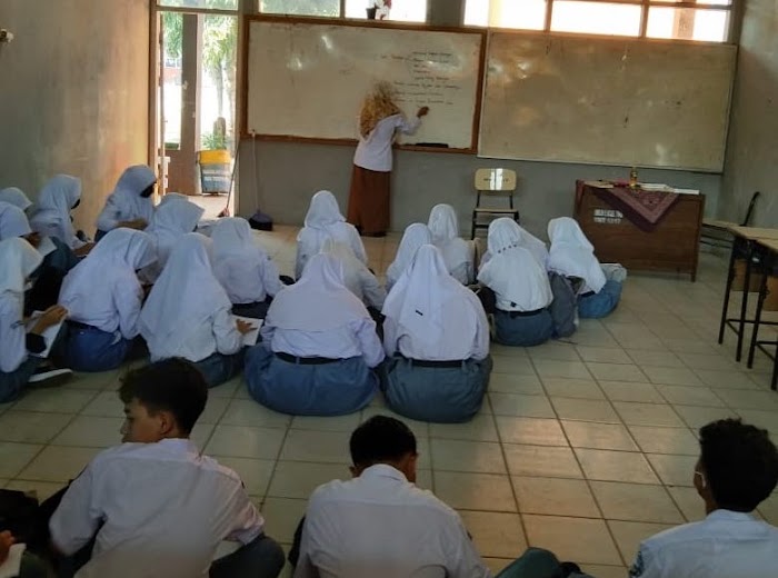 Miris! Siswa SMAN 6 Kabupaten Tangerang Belajar Lesehan