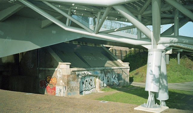 Onder de fiets- en spoorbrug bij Lent; Olympus AF-10 + Kodak 200
