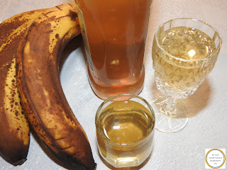 Lichior de banane reteta de casa cu banana vodka sirop de zahar vanilie si colorant natural galben retete culinare bauturi alcoolice dulci aperitive fructe alcool,