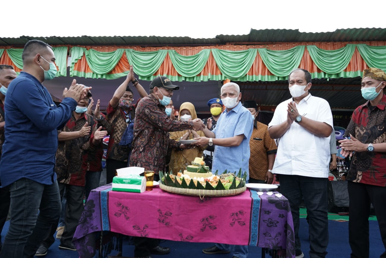 Bupati  Santuni Anak Yatim Piatu dan Kaum Dhuafa Diacara Silaturrahmi Komunitas Bakso Se Kabupaten Asahan