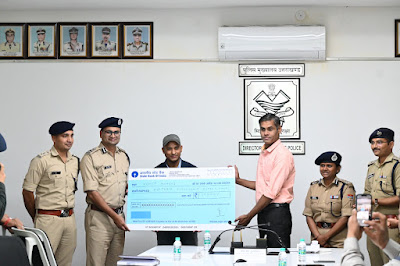 Rohit mahgai, awarded by ADG uttarakhand for helping wounded people