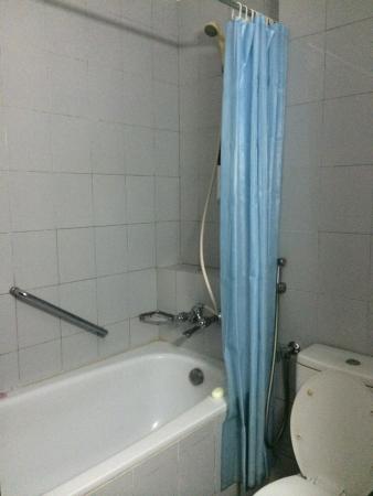 Bisanta Bidakara Surabaya bathtub