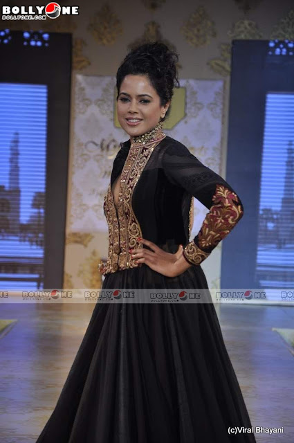 Sameera Reddy Walks At The Ramp Of Mijwan Fashion Show Pics