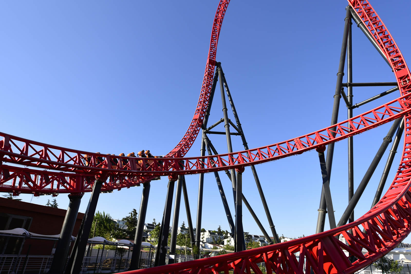 Adrenalin Meraklıları için Red Fire Roller Coaster Eğlencesi