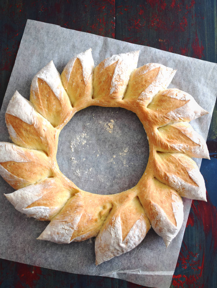 Rosca de pan rústico en forma de espigas