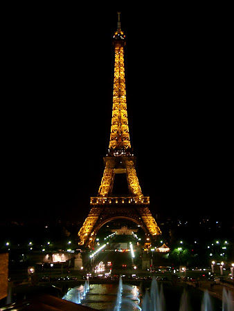 menara Eiffel di Prancis