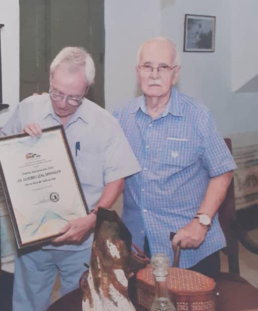 Francisco Blanco haciendo entrega del Premio Nacional de Numismática 2019 a Eusebio Leal.