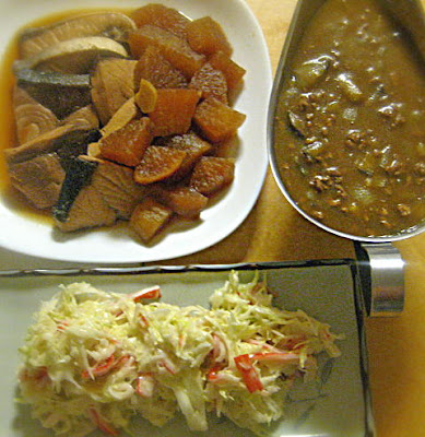 我が家の晩ごはん　冷凍した大根でぶり大根　有るものでカレー　コールスローサラダ