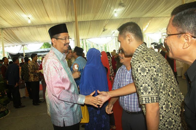 Ratusan Warga Hadiri Open House, Gubsu Senang Walau Harus Berdiri Seharian