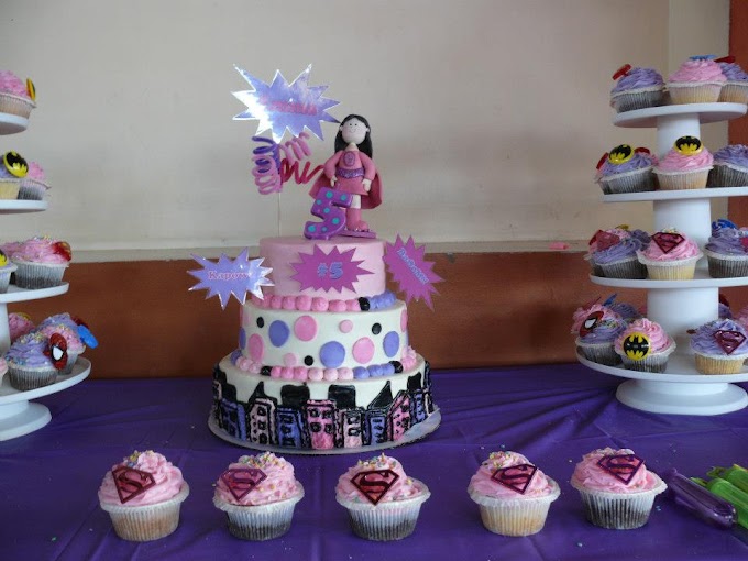 Torta infantil de la Super Girls y cupcakes con los Super Héroes