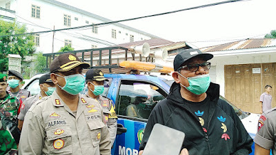 Bupati Maluku Tenggara M.Thaher Hanubun bersama TNI-Polri saat menggelar penyemprotan Disinfektan