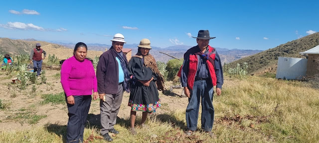Unterstützen der Schulkinder: Lieferung von Schulmaterial in der Bildungseinheit von Oquera. Potosí - Bolivien
