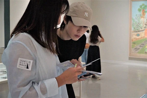 ▲試玩員於展場體驗。（國美館提供）
