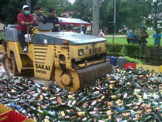 Jelang Ramadhanm, Pemkot Musnahkan Ribuan Botol Miras