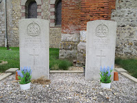 Tombes des deux soldats écossais au cimetière de Saussay-la-Campagne