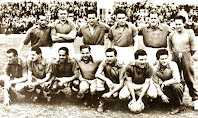 MILLONARIOS F. C. - Bogotá, Colombia - Temporada 1951 - Hugo Reyes, Alfredo Di Stefano, Alfonso Piedrahita, ?, Reinaldo Mourin, Carlos Malaver (masajista); ?, Ramón Villaverde, Ismael Soria, Julio Cozzi, Oscar Contreras, Néstor Raúl Rossi, ? - Campeón de la Liga de Colombia