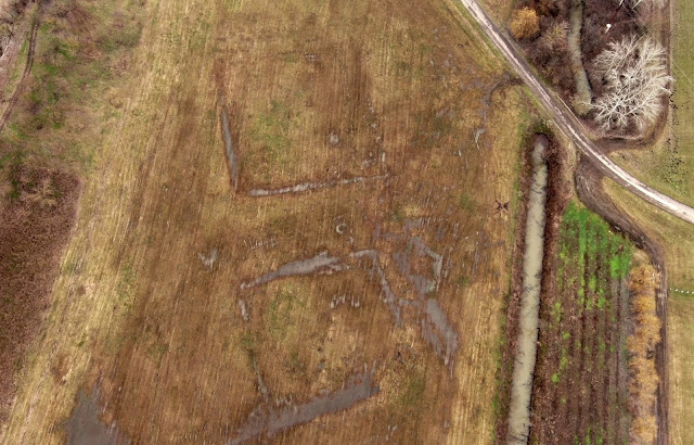 Drónfelvétel négyszögletes kerítőárkokkal ellátott szarmata temetkezőhelyekről