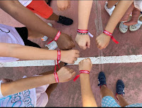 Participantes del summer camp 'Inglés, diversión y amigos' disfrutando de actividades educativas en grupo.